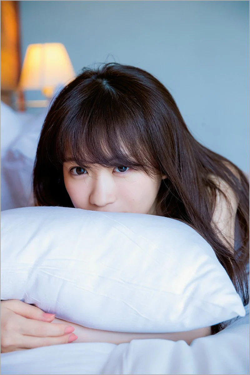 Manatsu Akimoto 1st Photo Book / Nogizaka46 - Image 2