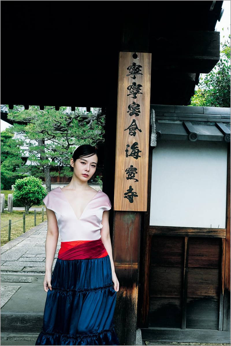 Nene Yoshitaka Photo Book "nene mikkai, kyoto kaihouji" - Image 4
