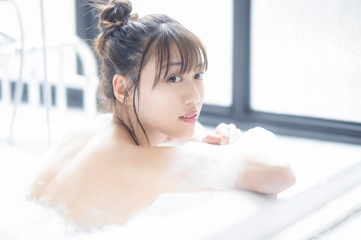 Reni Takagi 1st Photo Book "9 -Kaw-" / Momoiro Clover Z - Image 2