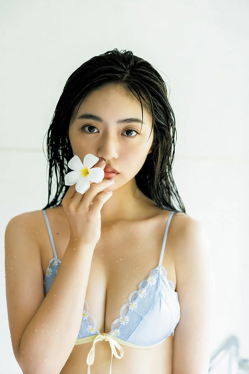 Runa Toyoda Photo Book "Good to see Moon" - Image 2
