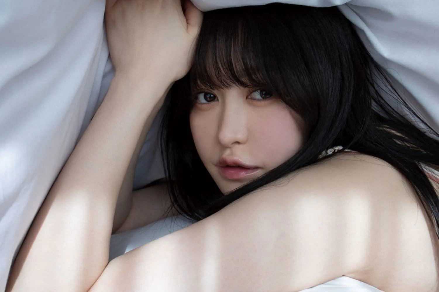 Shizuna Itoh Photo Book "NOIR GIRL LUMIÈRE" - Image 4