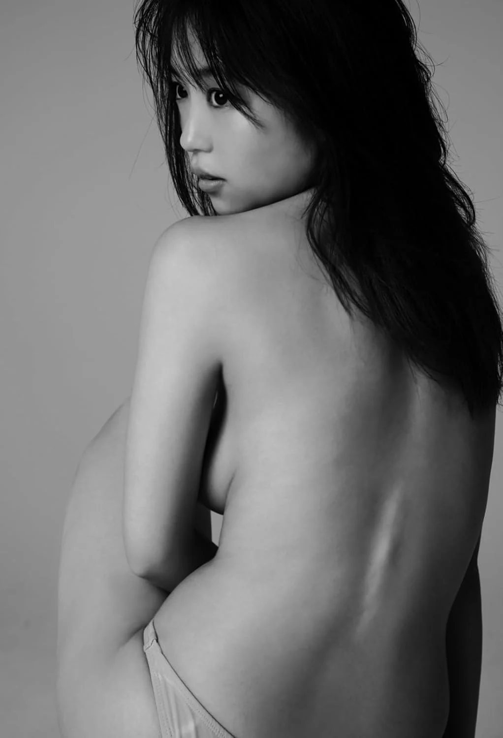 Yuno Ohara Photo Book "√25" - Image 3